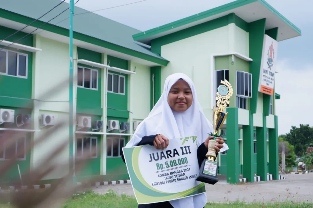 Kisah Sukses Santri Karangasem Juara Pidato Bahasa Inggris di IAINU Tuban
