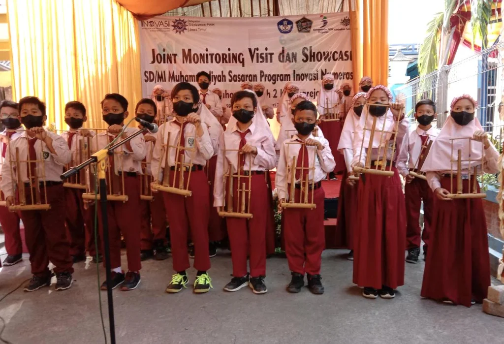 Angklung dan Musikalisasi Puisi Meriahkan JMV dan Showcase di Mimdaka