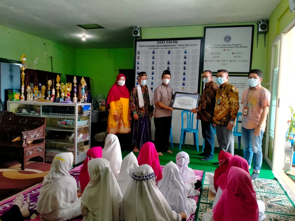 50 Santri PAM Nyai Walidah Terima Donasi dari PT PAL dan Indonesia Power