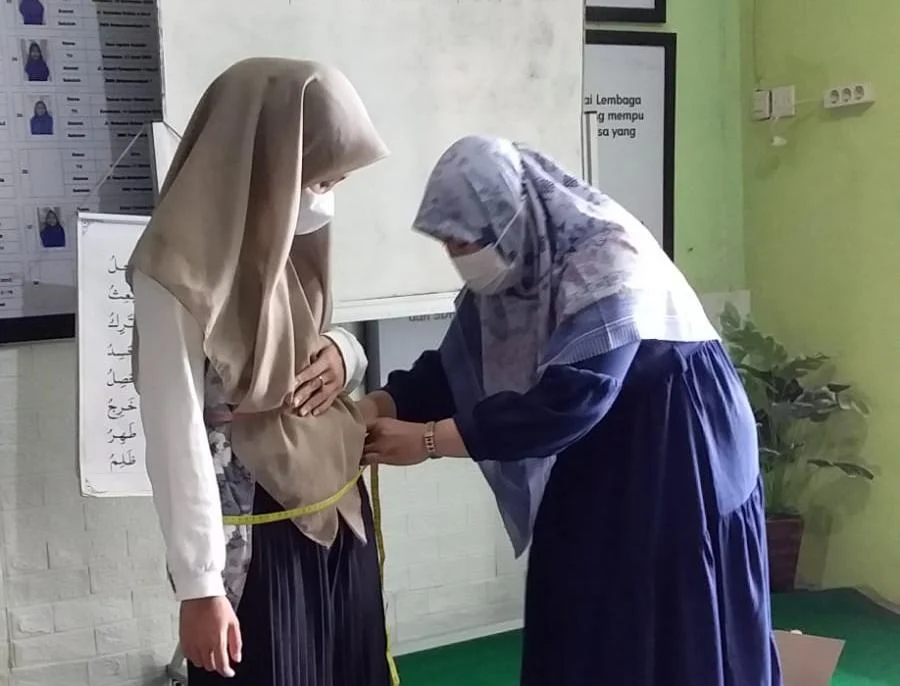 Santri Panti Asuhan Muhammadiyah Nyai Walidah Belajar Menjahit