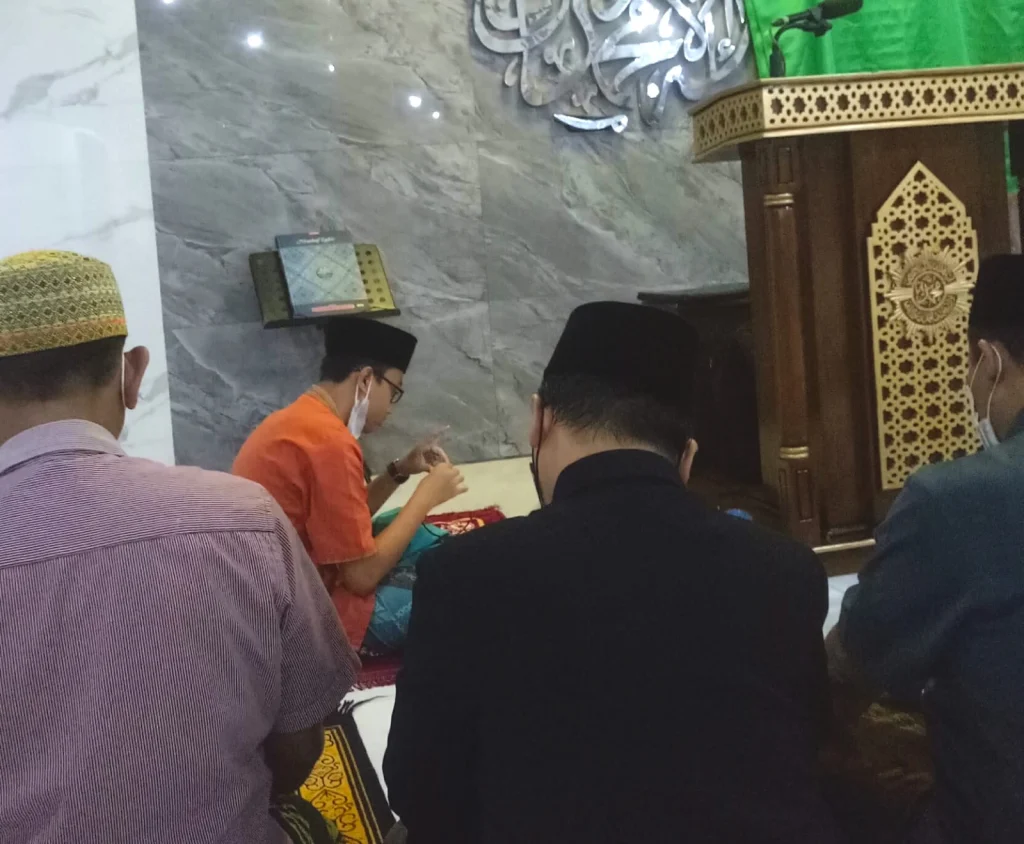 Siswa SMP Muhammadiyah 1 Gresik Ini Jadi Imam di Masjid dan Mushala