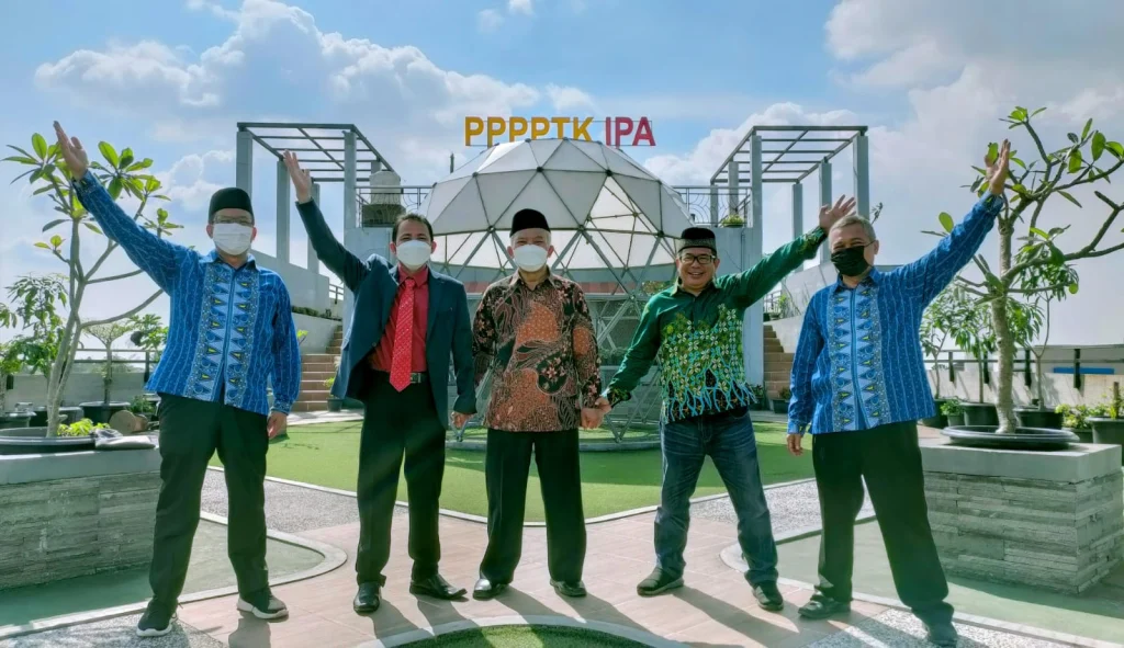 Membayangkan Guru Muhammadiyah seperti Pramugari Garuda