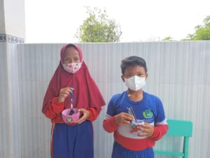 Siswa SD Almadany Olah Kertas Bekas Jadi Kerajinan Menarik