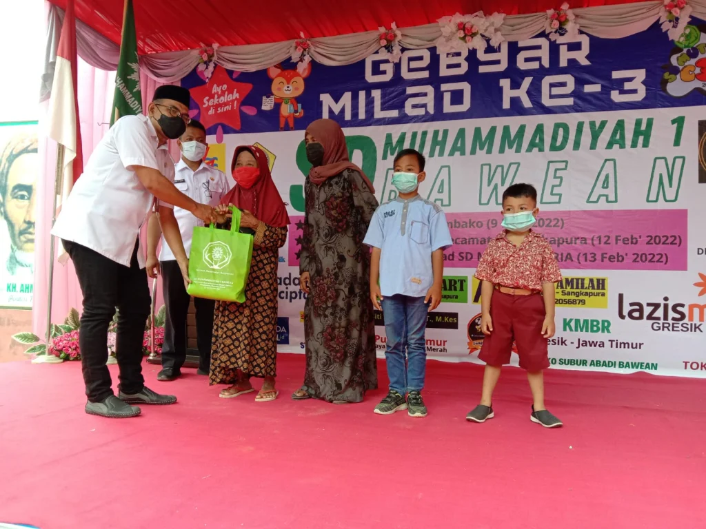 Milad Ke-3 SD Mutu Bawean Berbagi Sembako