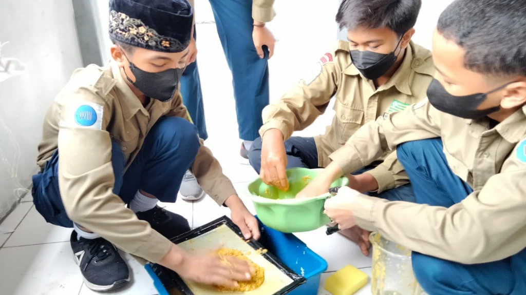 Spemutu Ajak Siswa Bikin Kertas Daur Ulang