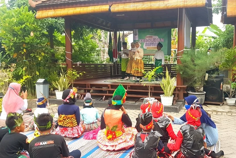 Lagu Daerah dan Kostum Daur Ulang Iringi Unjuk Kebolehan Siswa SD Almadany