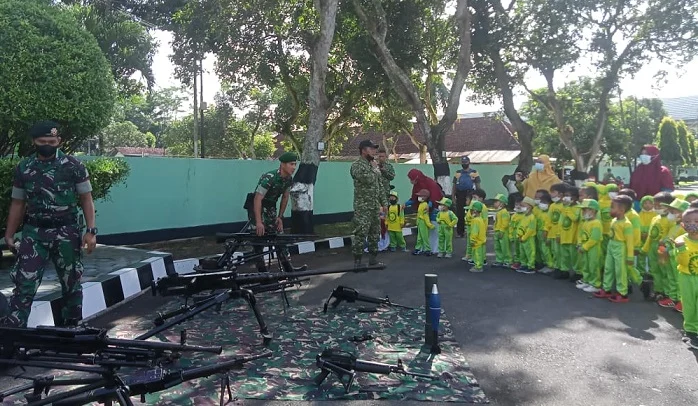 Om-Om Tentara Dibuat Sibuk, saat Siswa PAUD Aisyiyah Kunjungi Yonif Raider 515