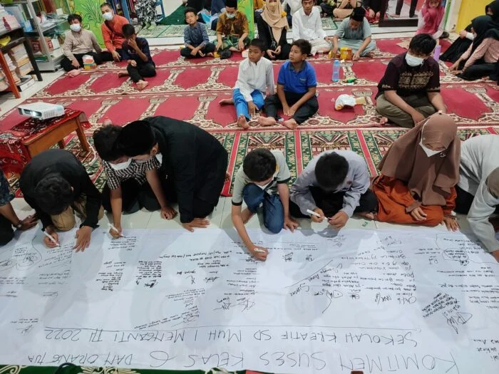 Saat Tangisan Pecah di Mabit Sekolah Kreatif Menganti