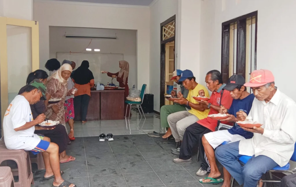 Sarapan Gratis Bersama, Akrabkan Lazismu Bondowoso dengan Masyarakat Kecil