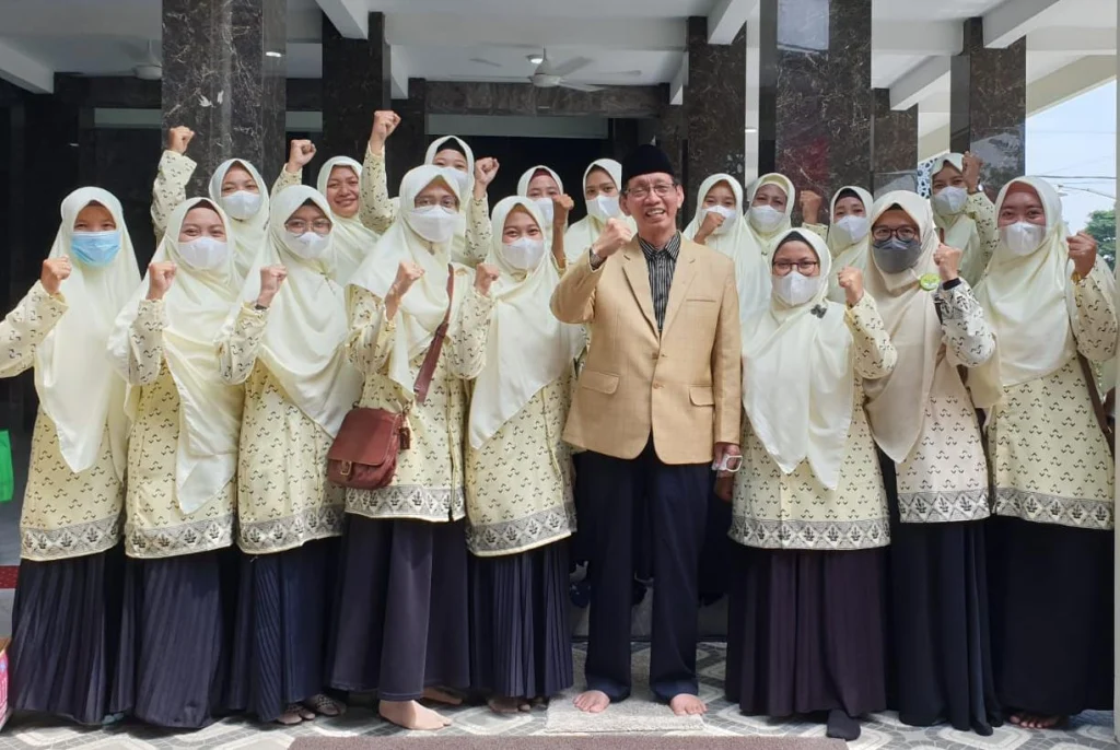 Pelantikan Gabungan Berbonus Foto bareng Ustadz Nur Cholis Huda