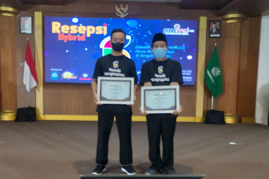 Megilan! Bapak dan Anak Ini Kompak Jadi Penulis Terproduktif