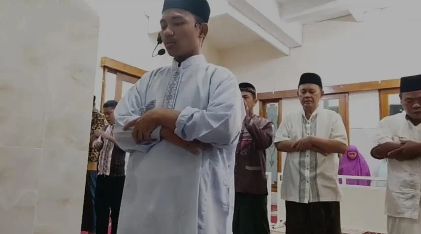 Inilah sang Imam Muda dari Smamsatu Gresik
