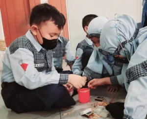 Kesabaran Siswa Berlian Ini Teruji saat Menyusun Korek Api