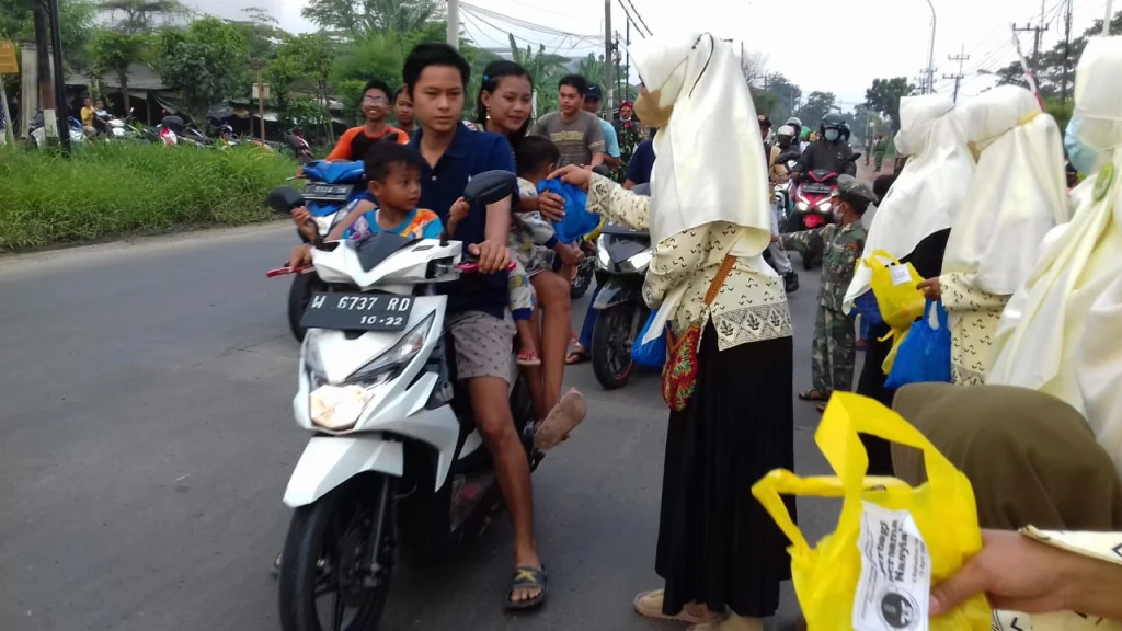 Berbena, 35 Ibu Muda Bagikan 375 Paket Takjil