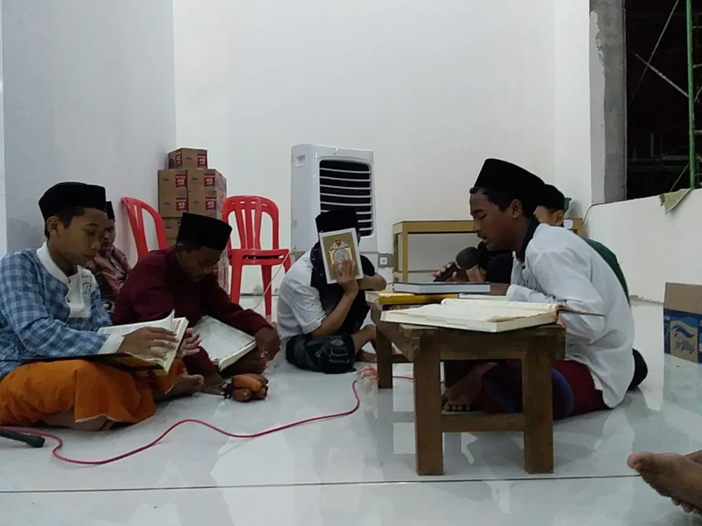 Siswa Matsmunam Gantikan Generasi Tua Tadarus Al-Quran di Masjid Al-Hijrah