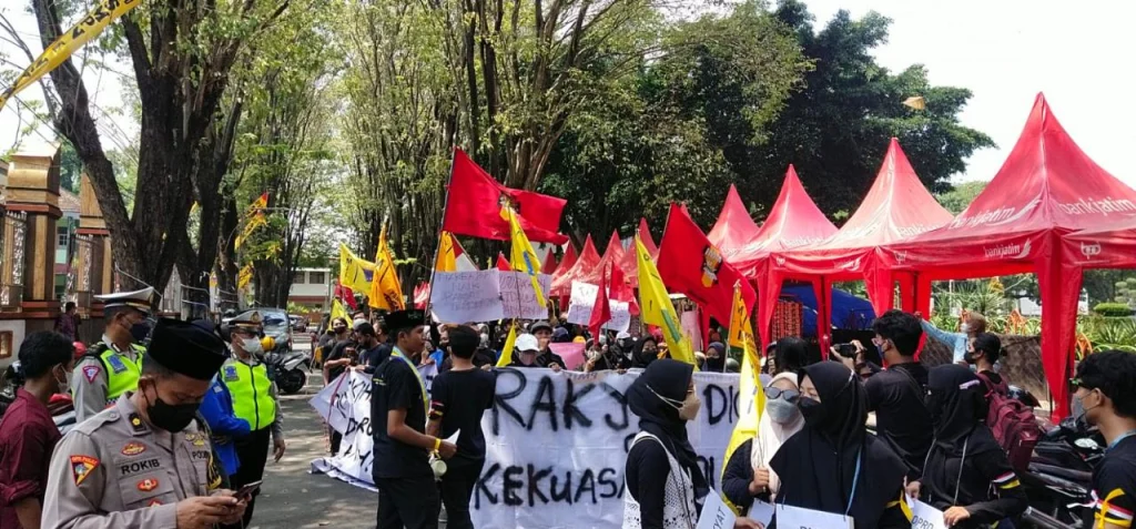 IMM Nganjuk Menuntut Harga BBM Turun Kembali