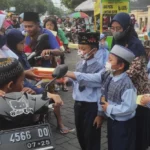 Praktik Berbagi Langsung Bantu Siswa Ini Paham Makna Takjil