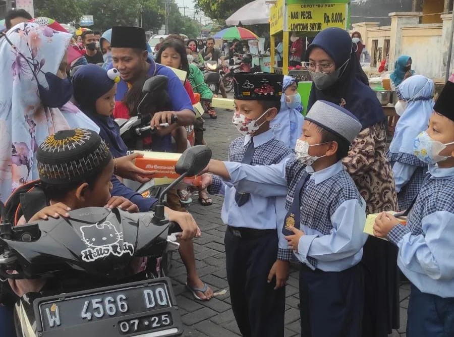 Praktik Berbagi Langsung Bantu Siswa Ini Paham Makna Takjil