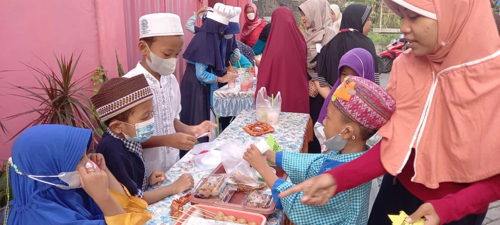 Market Day Menumbuhkan Kreativitas Santri TPQ An-Nur Medokan Ayu