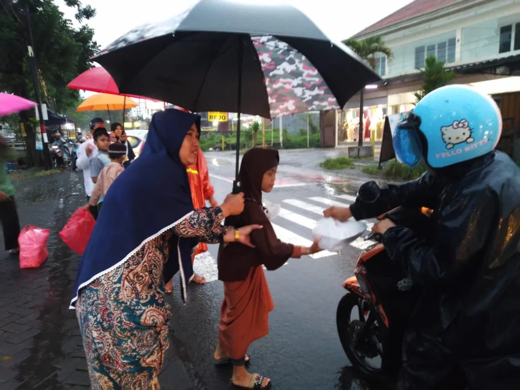 Hujan Deras, Siswa SD Muga Pandaan Tetap Bersemangat Berbagi