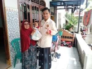 Pemuda Muhammadiyah Keduyung Berbagi Sembako pada Dhuafa
