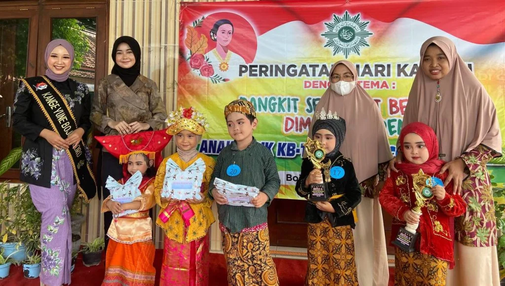 Serunya Lomba Fashion Show Busana Adat PAUD Percontohan Ini