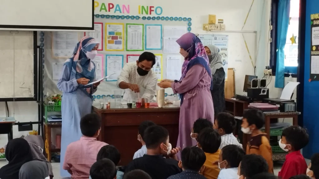 Siswa SDMM Bereksperiman Sains Bikin Pelangi, Berikut Langkahnya