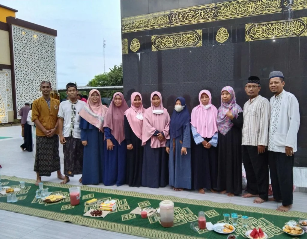 Nikmatnya Berbuka di Dekat Ka’bah Masjid KH Ahmad Dahlan Sidayu