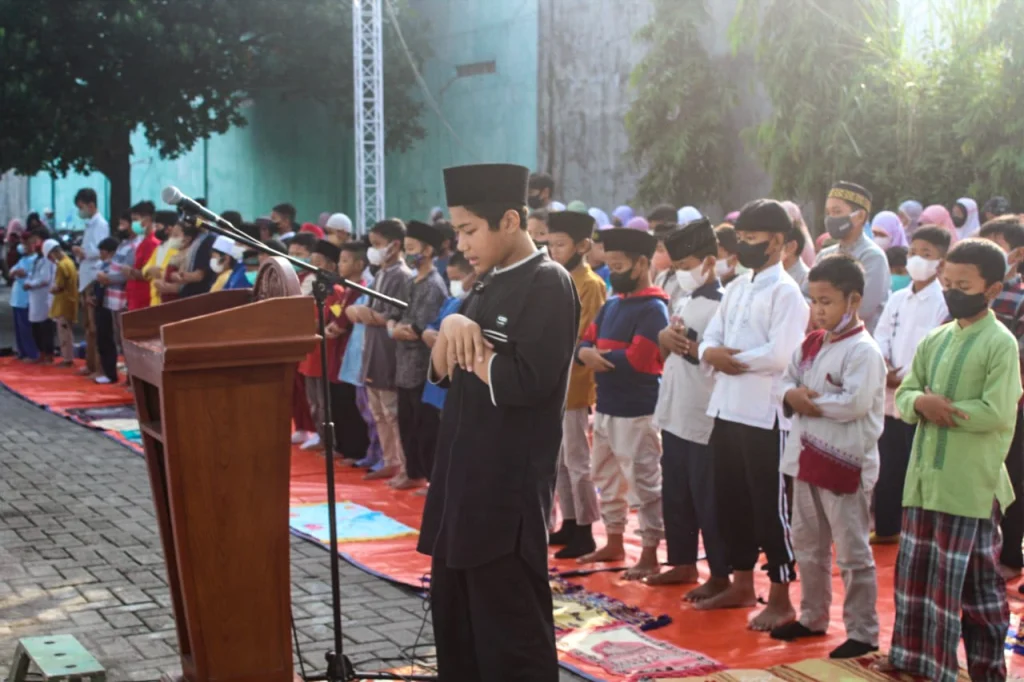 Sekolah Kreatif Menganti Ajak Siswa Simulasi Shalat Idul Fitri