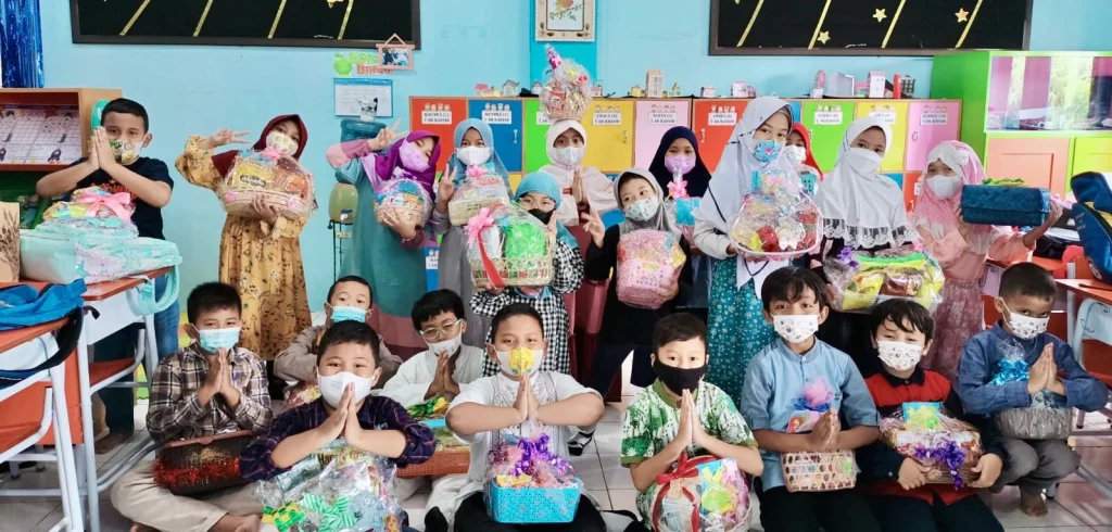 Siswa SDMM Sambut Idul Fitri dengan Kreasi Mini Hampers dan Kartu Ucapan