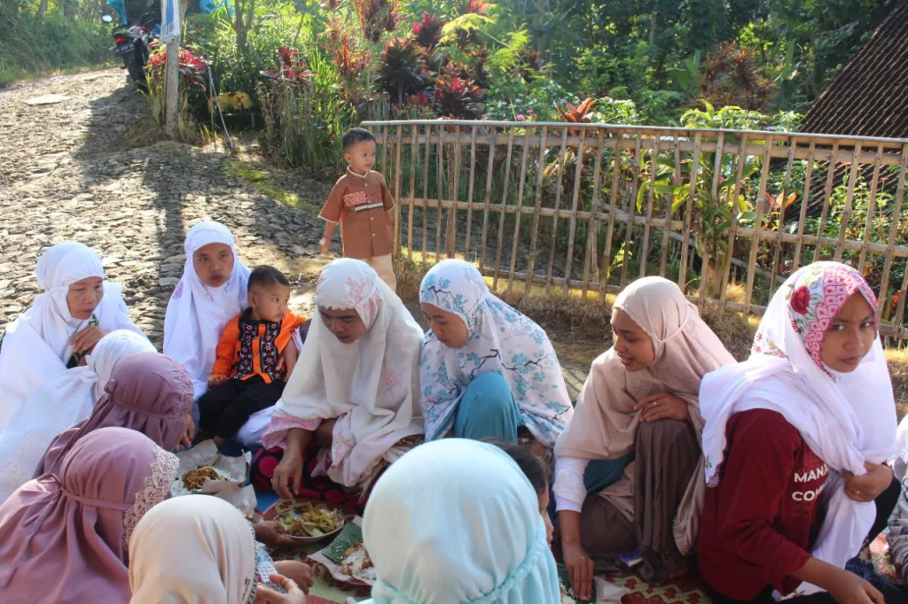 Tradisi Unik Masjid Al-Hasan Plumpung Usai Shalat Id
