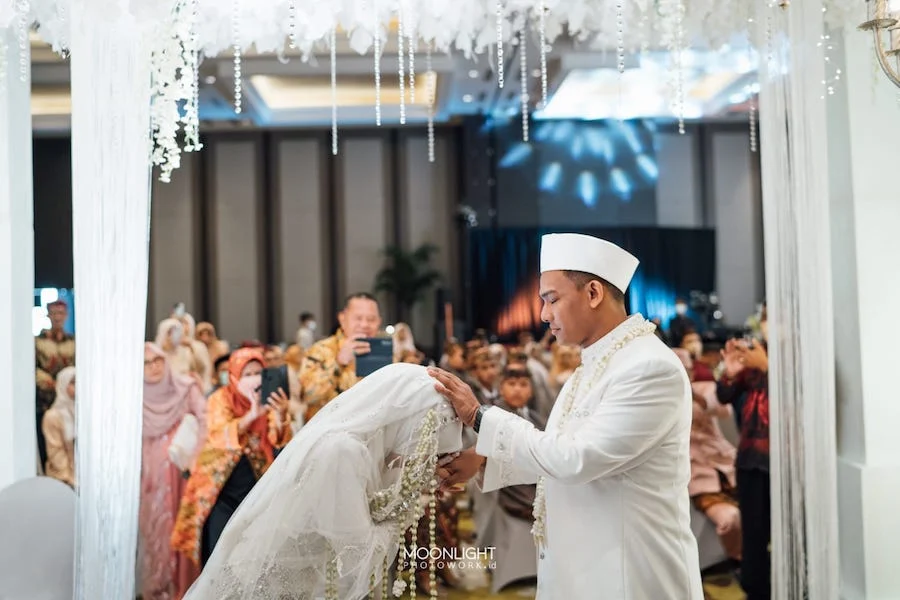 Binalah Cinta dengan Agama Bukan dengan Uang, Khutbah Nikah
