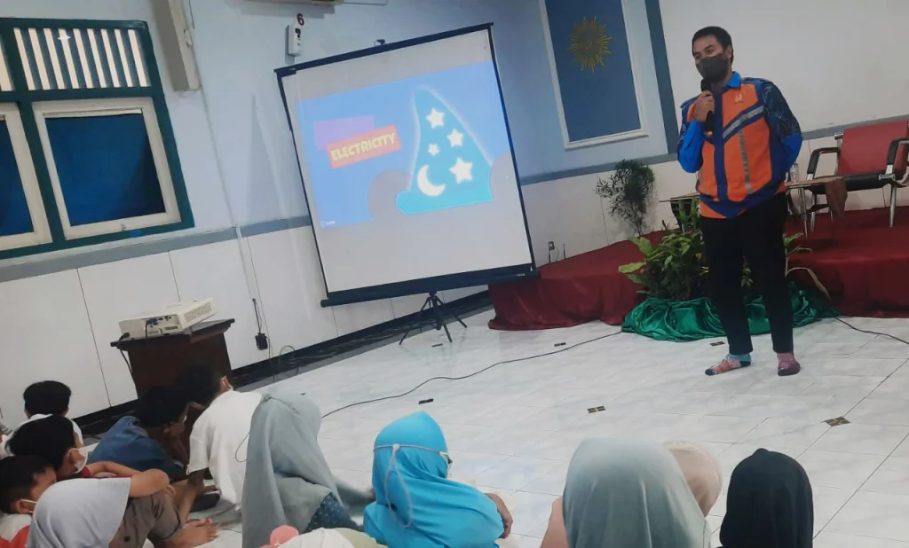 Siswa SD Mugeb Diajak Gunakan Listrik dengan Aman