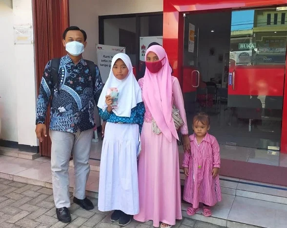 Dari Desa Tondomulo, Endang Siswati Diantar sang Ibu Terima Bansos Anak Yatim