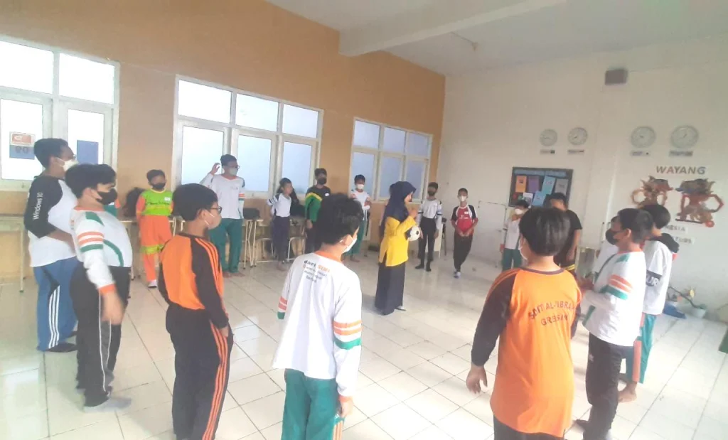 ‘Bola Panas’ Dorong Siswa Baru Spemdalas Saling Berkenalan