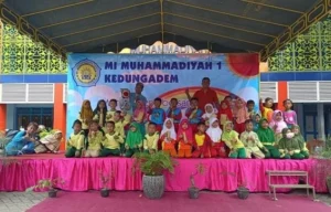 Di MI Mutu Kedungadem, Kak Budi Mendongeng Kisah Sepeda Baru Kamila