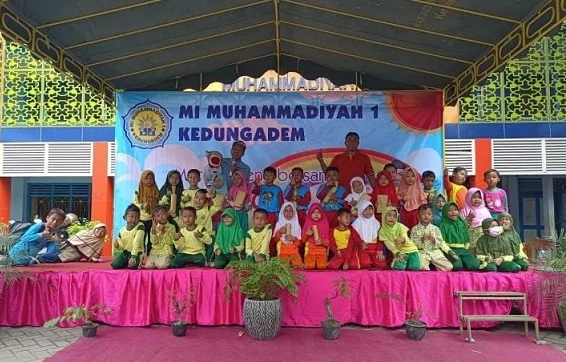 Di MI Mutu Kedungadem, Kak Budi Mendongeng Kisah Sepeda Baru Kamila