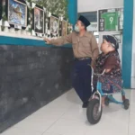 Rahasia sang ‘Pelukis dengan Kaki’ Tampil Percaya Diri