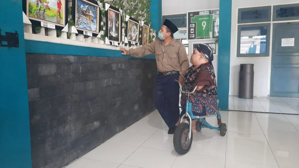 Rahasia sang ‘Pelukis dengan Kaki’ Tampil Percaya Diri