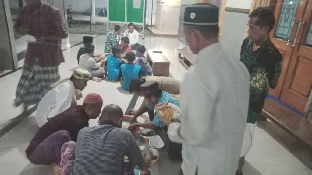 Asyiknya Santri Sepuh Selasaan di Masjid Baitul Muttaqin