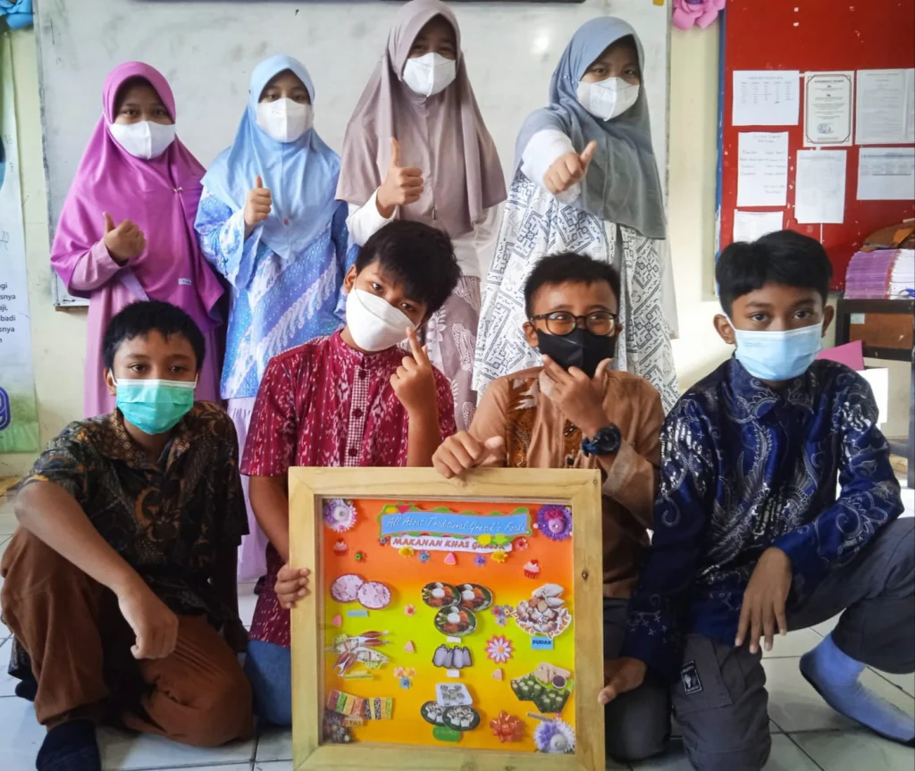 Scrapframe Budaya Gresik Karya PAT Siswa SD Mugeb Siap Dipamerkan di Mal