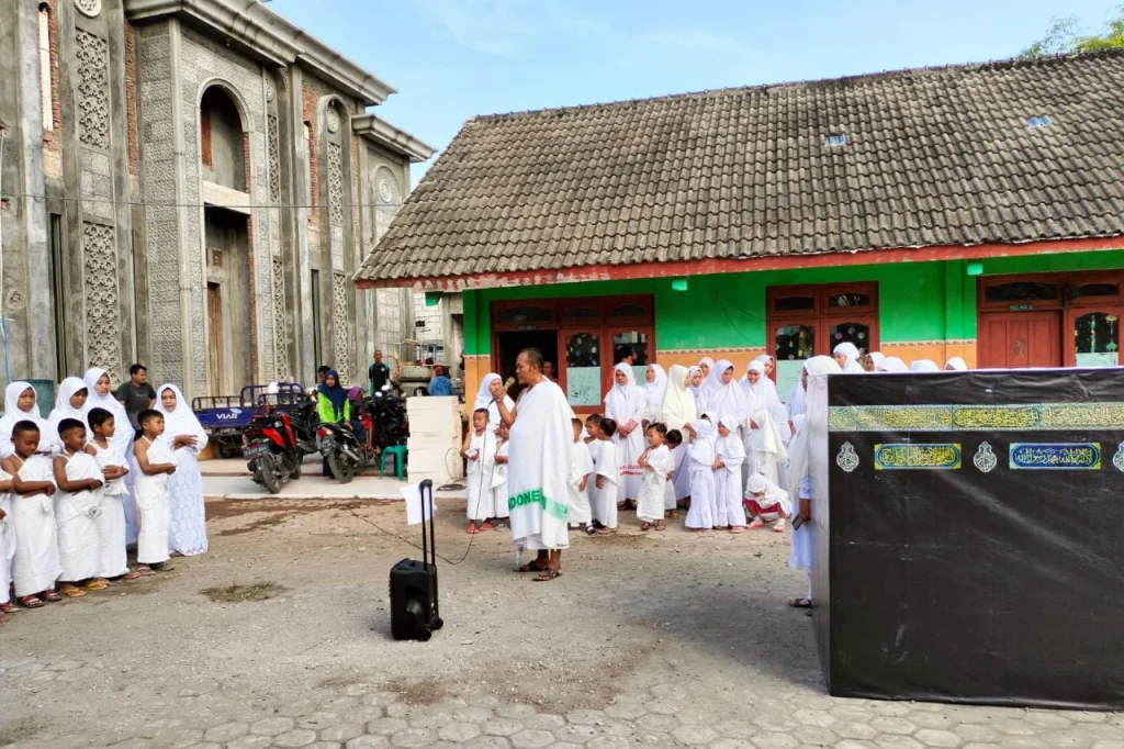Siswa TK Aisyiyah dan MIM Kedungwaras Manasik Haji