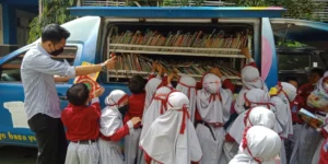 Singgah di SD Musix, Mobil Baca Ini Diserbu Siswa