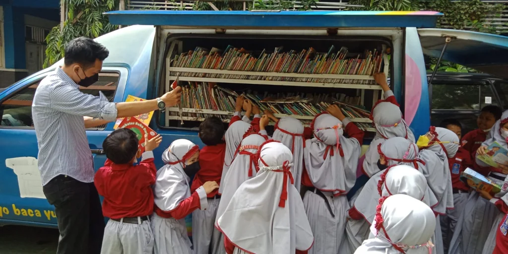 Singgah di SD Musix, Mobil Baca Ini Diserbu Siswa