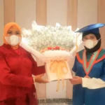 Bersyukur Wisudawan Diajari Tahfidh, Bunda Ini Siapkan Buket Spesial