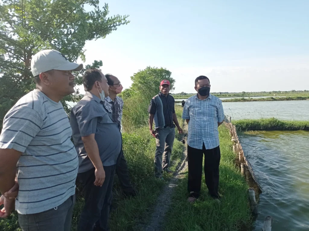 Rektor Ajak Mancing di Tambak UMG Seluas 35 Hektar