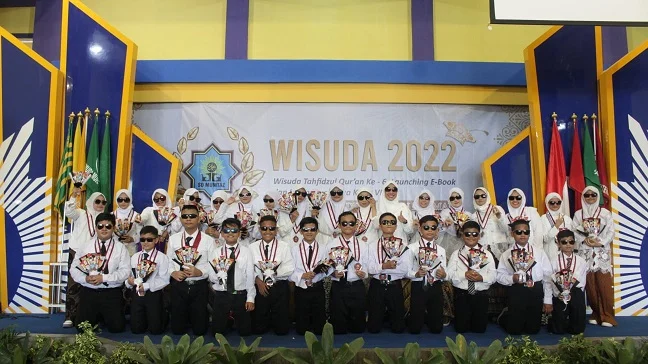 Kacamata Hitam Wisudawan Tahfidhul Quran SD Mumtaz, Begini Filosofinya