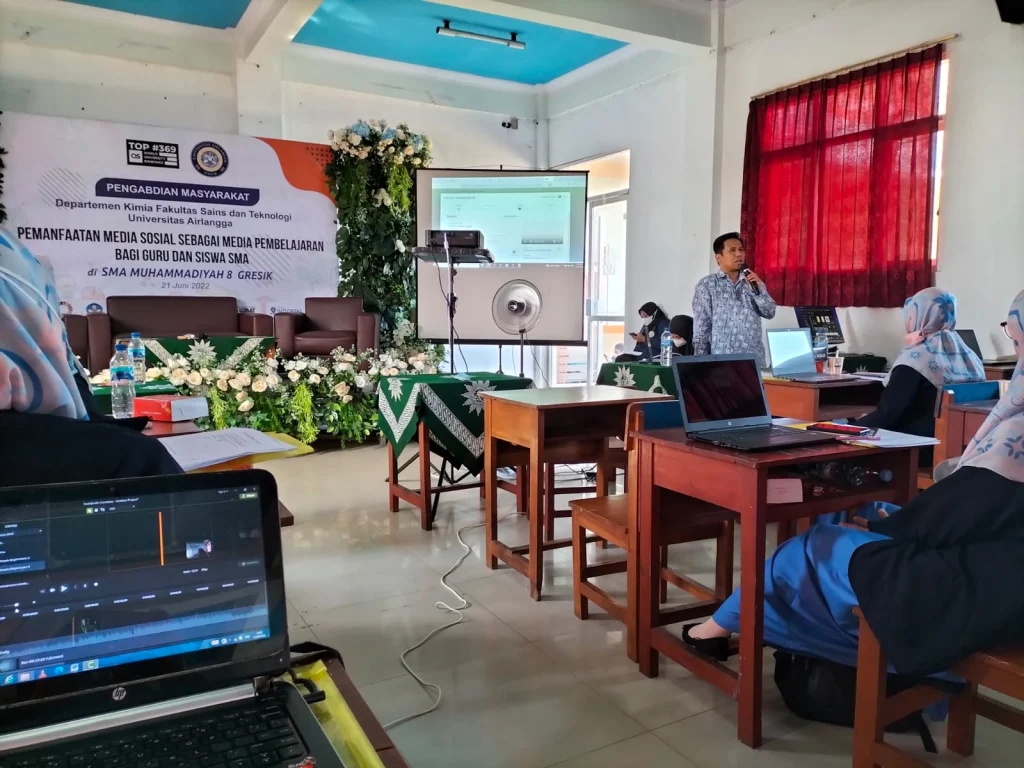 Sinergi Unair-SMAM 8 Gresik Ajarkan Menulis Karya Ilmiah Itu Mudah