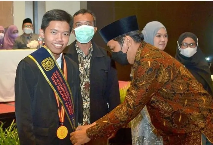 Anak Panti Ini Diterima di Teknik Kimia UPN, Orangtuanya Sujud Syukur