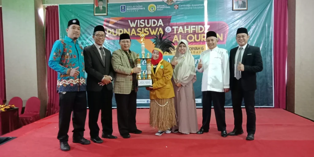 Jadi Wisudawan Terbaik SD Musix, Reaksi Anak Yatim Ini Mengejutkan